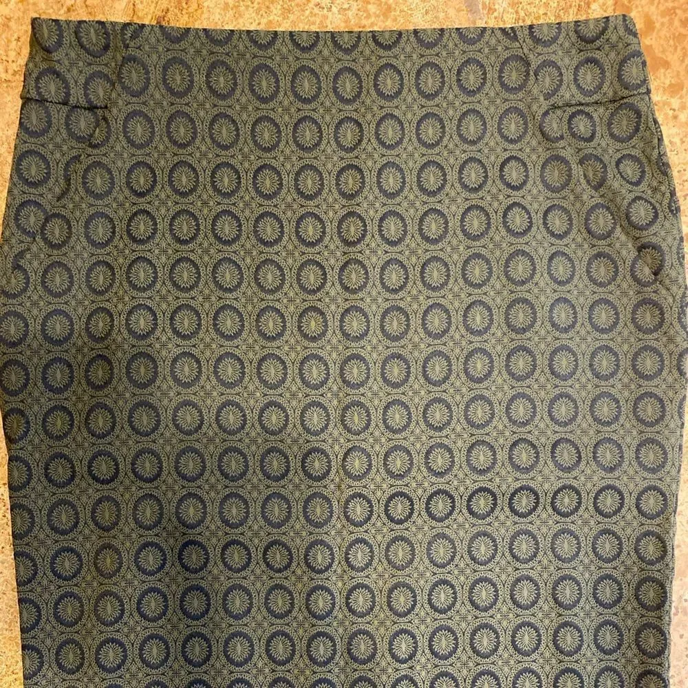 SOHO Apparel Ltd. Black and olive‎ medallion pull on stretch pencil skirt
